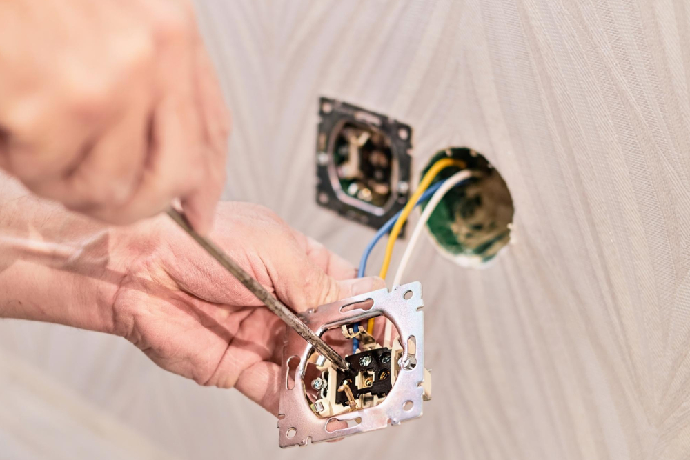 7 Key Faulty Wiring Signs To Watch For